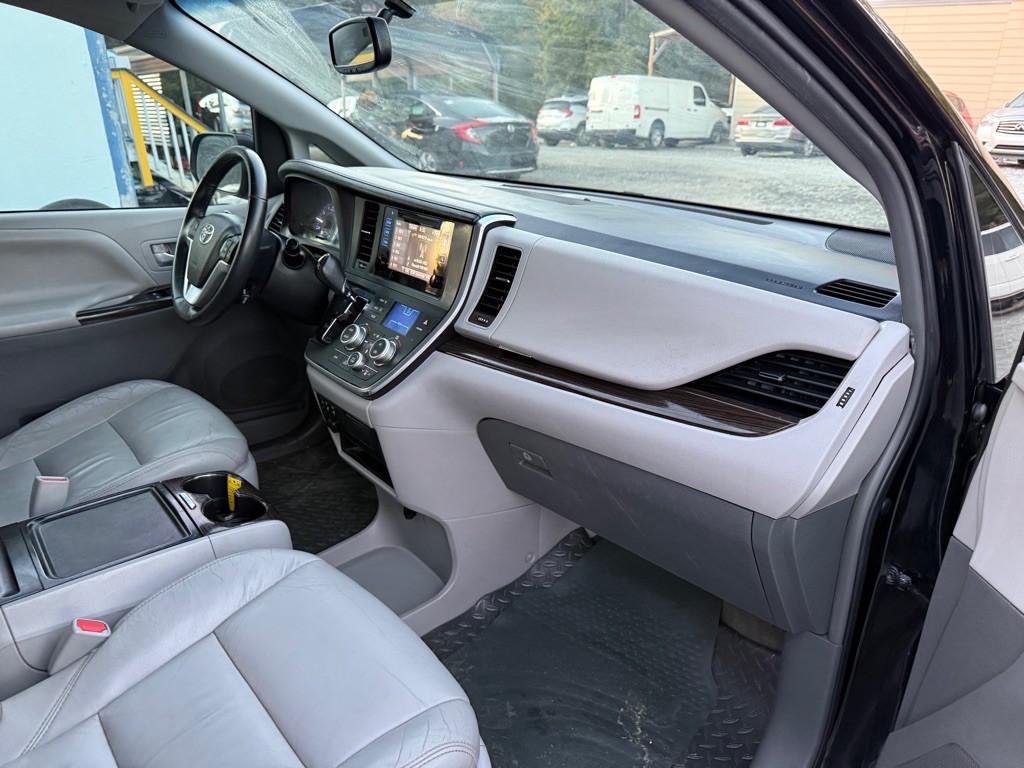 2017 Toyota Sienna Image 6