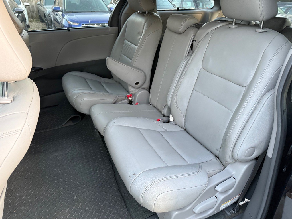 2017 Toyota Sienna Image 7