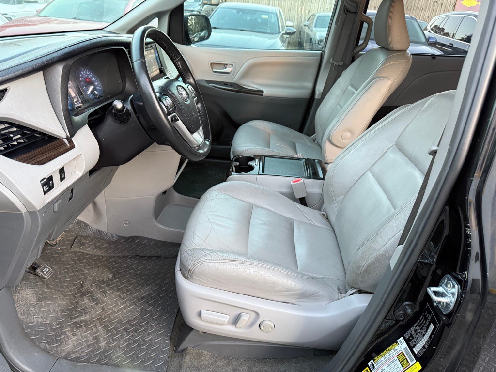 2017 Toyota Sienna Image 8