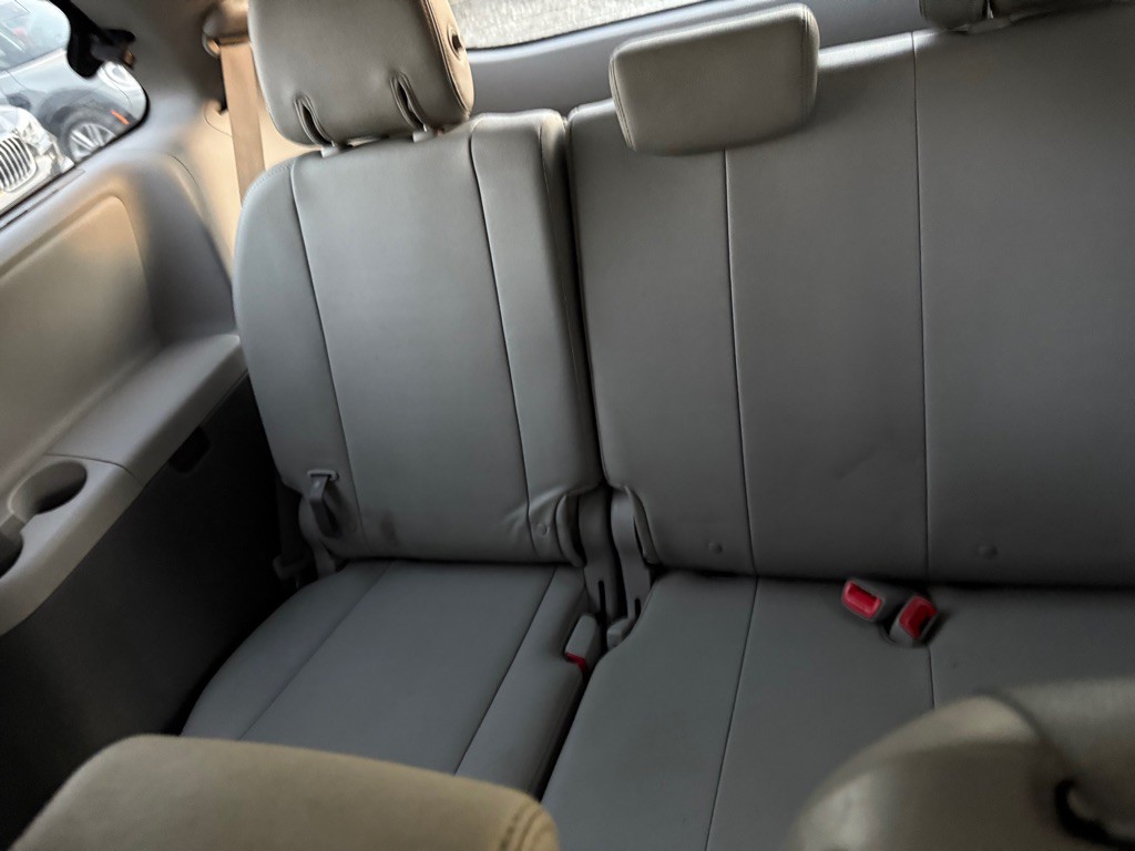 2017 Toyota Sienna Image 9
