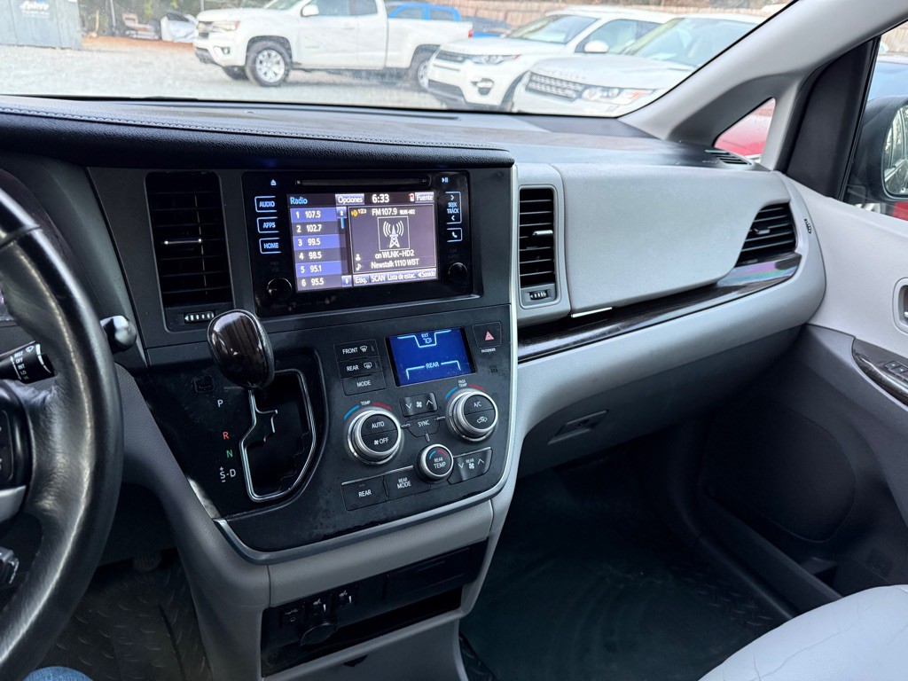 2017 Toyota Sienna Image 10