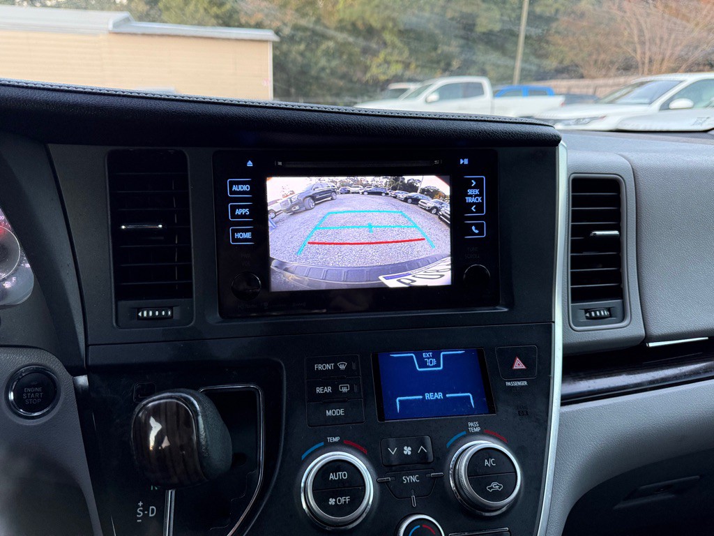 2017 Toyota Sienna Image 11