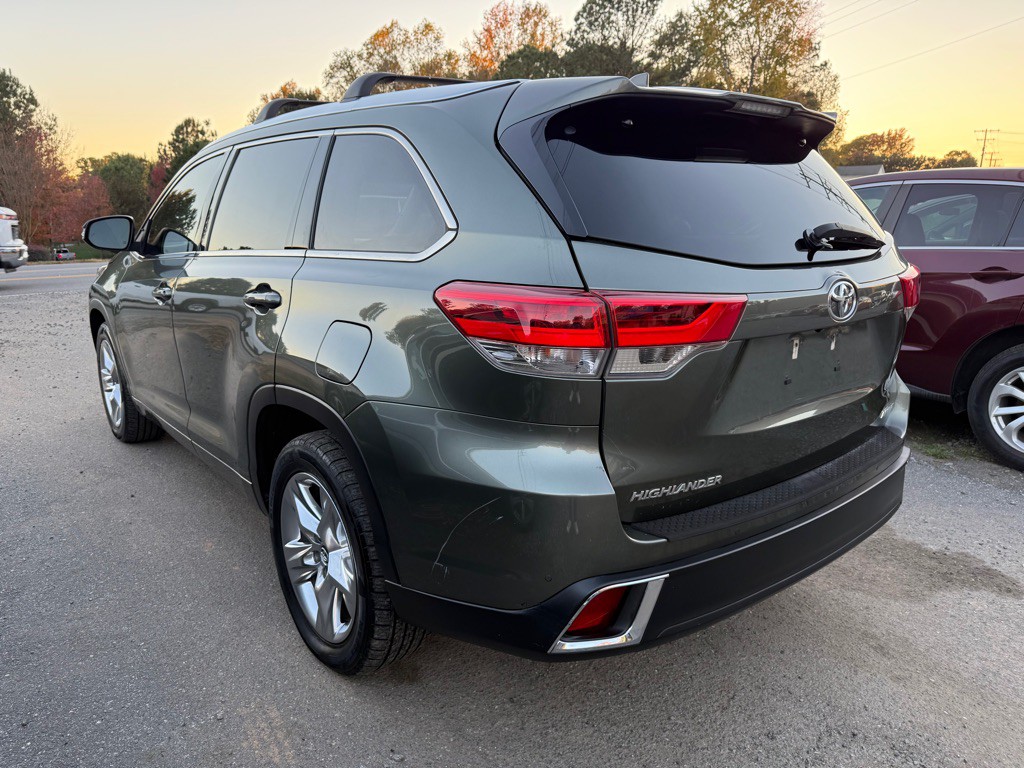 2018 Toyota Highlander Image 2