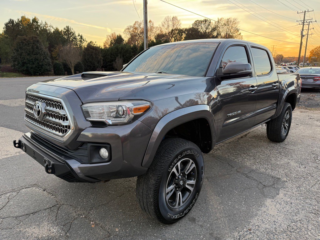 2017 Toyota Tacoma Image 1