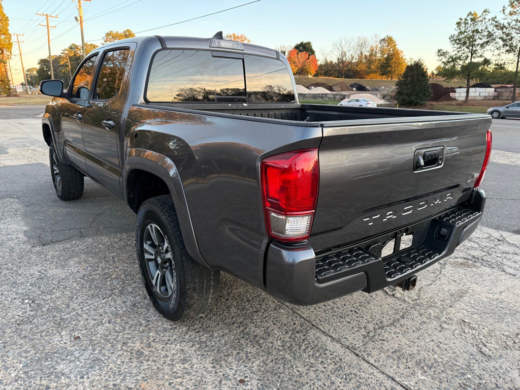 2017 Toyota Tacoma Image 2