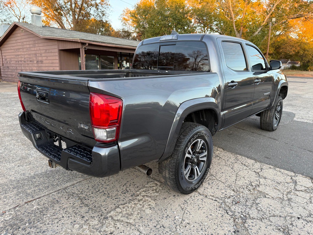 2017 Toyota Tacoma Image 3