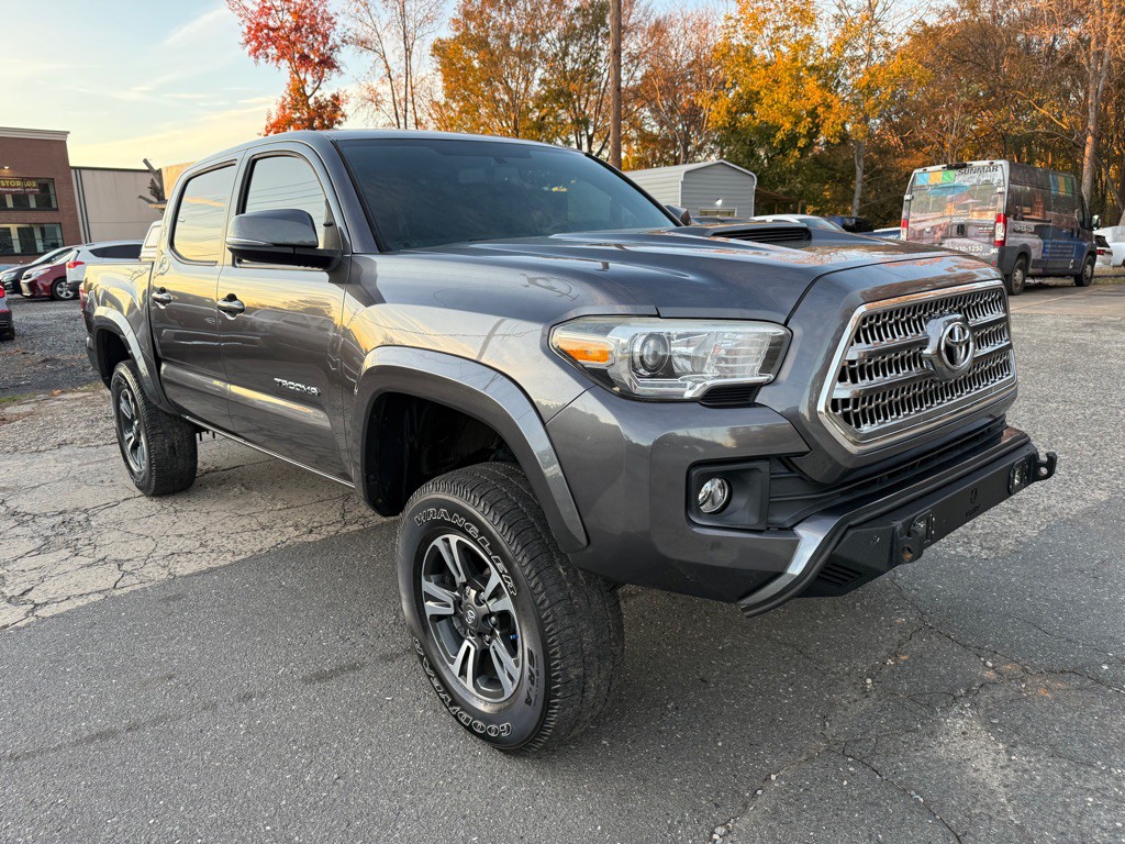 2017 Toyota Tacoma Image 4
