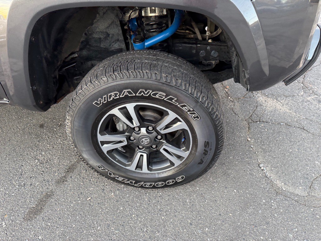 2017 Toyota Tacoma Image 5