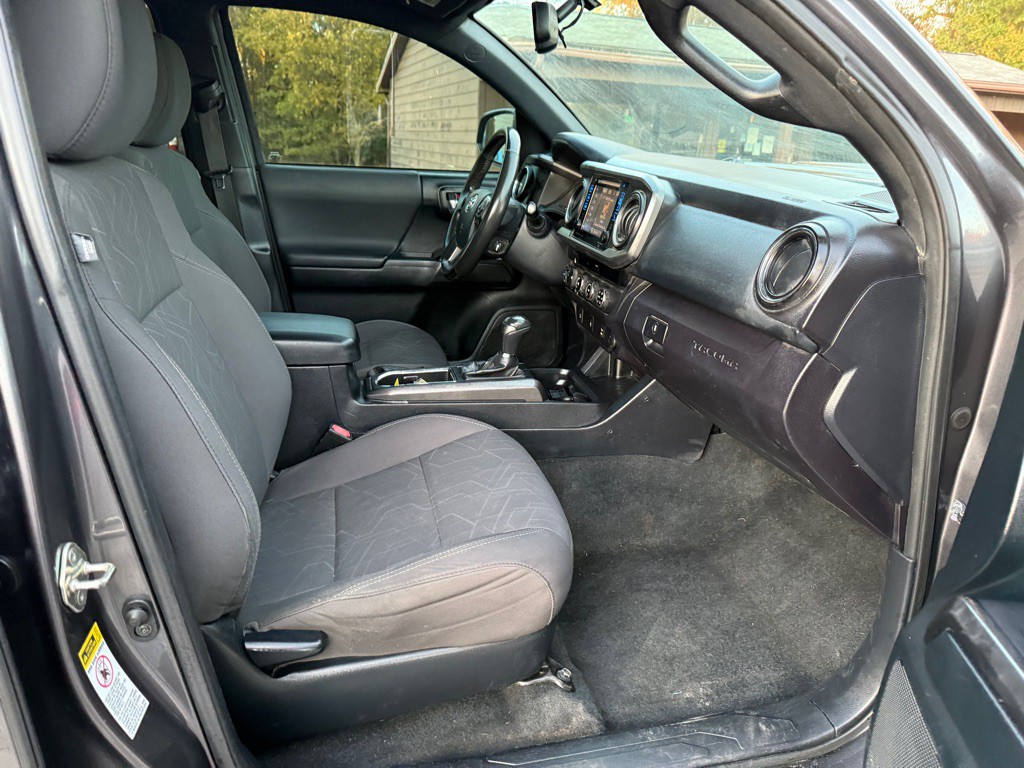 2017 Toyota Tacoma Image 6