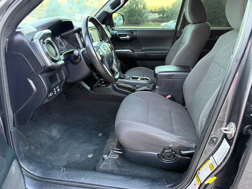 2017 Toyota Tacoma Image 11