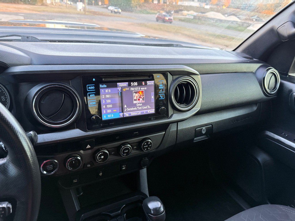 2017 Toyota Tacoma Image 15