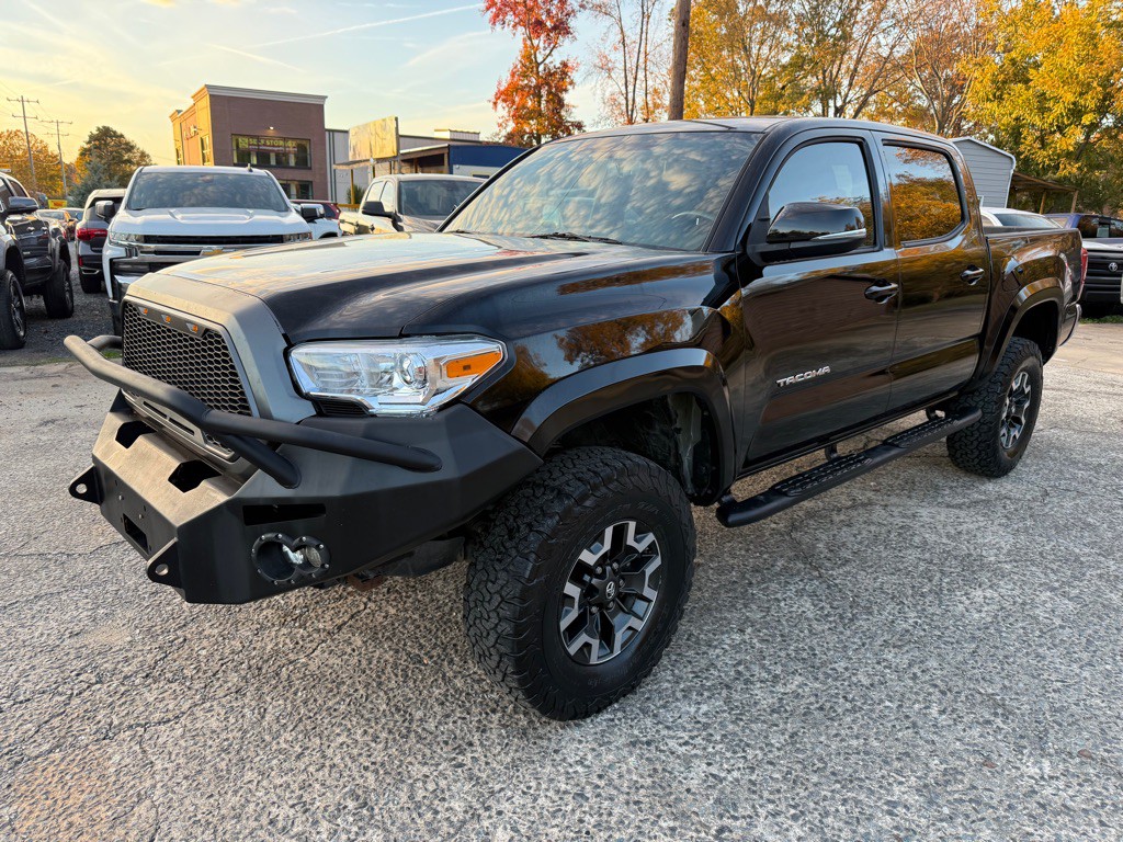 2017 Toyota Tacoma Image 1