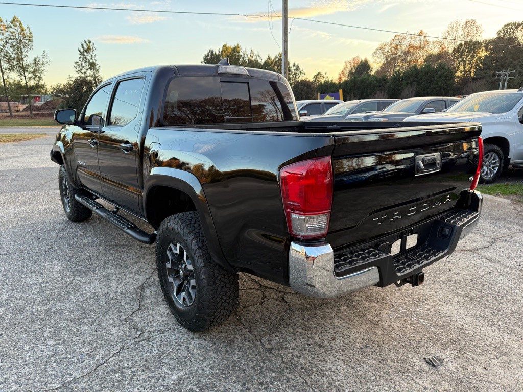 2017 Toyota Tacoma Image 2