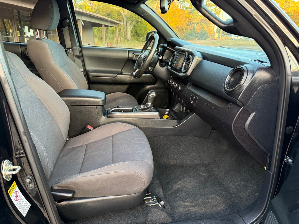 2017 Toyota Tacoma Image 6