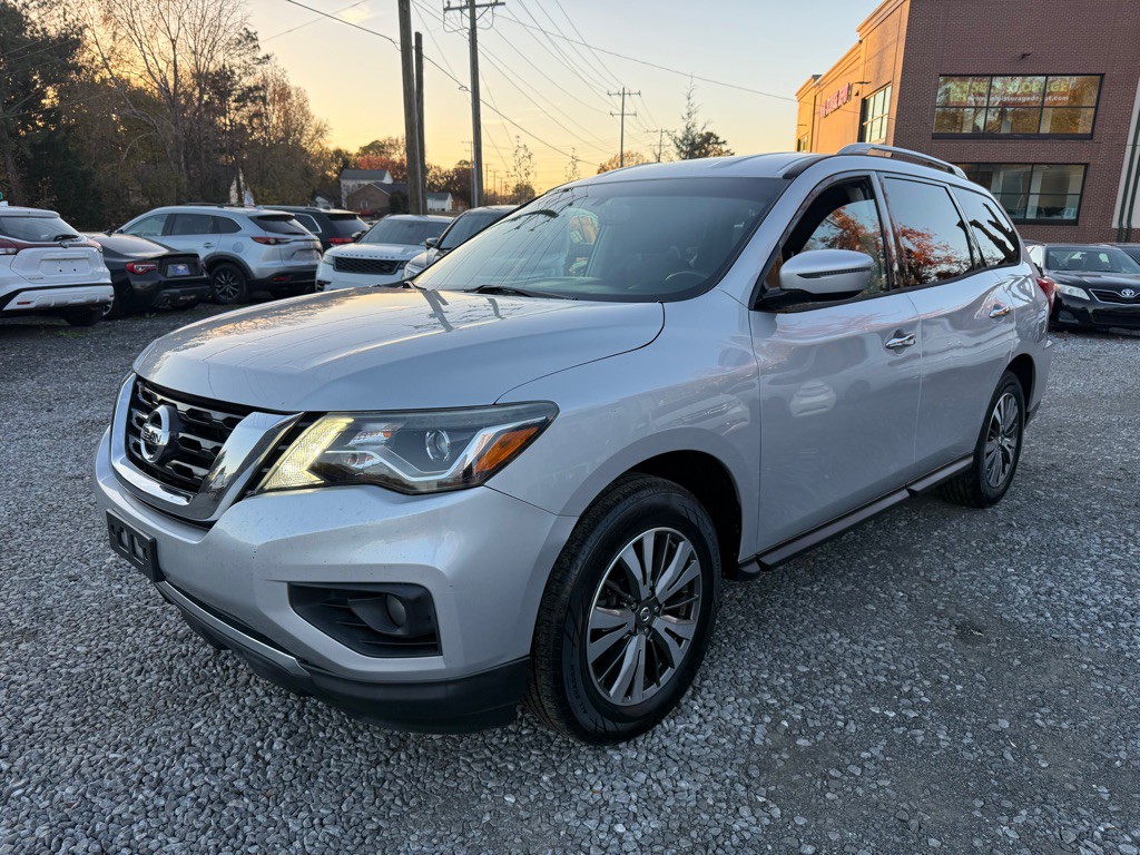 2017 Nissan Pathfinder Image 1