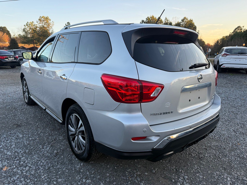2017 Nissan Pathfinder Image 2