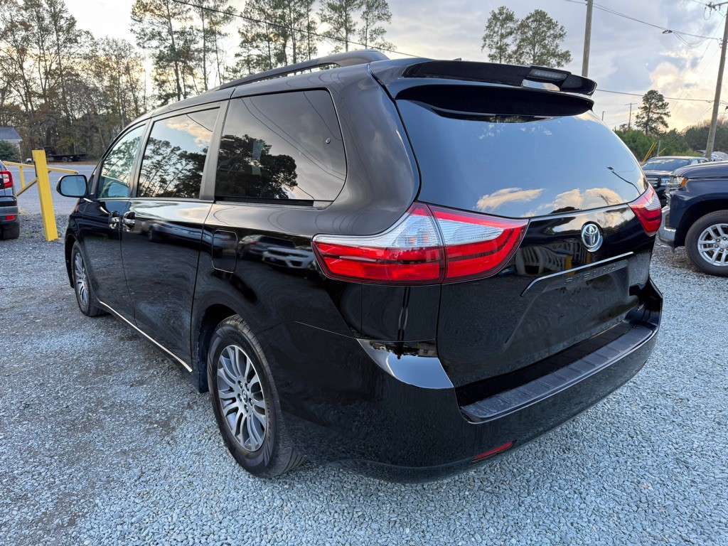2019 Toyota Sienna Image 2