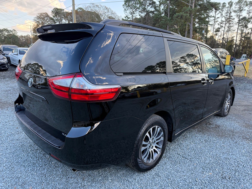2019 Toyota Sienna Image 3