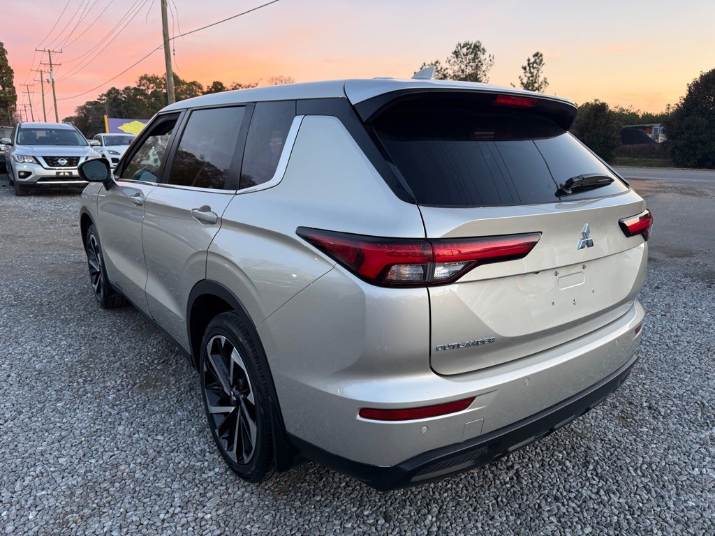 2022 Mitsubishi Outlander Image 2