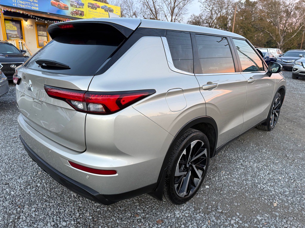 2022 Mitsubishi Outlander Image 3