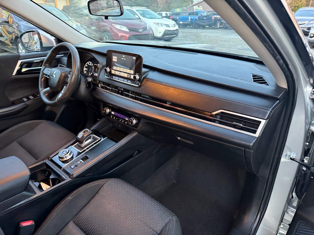 2022 Mitsubishi Outlander Image 7