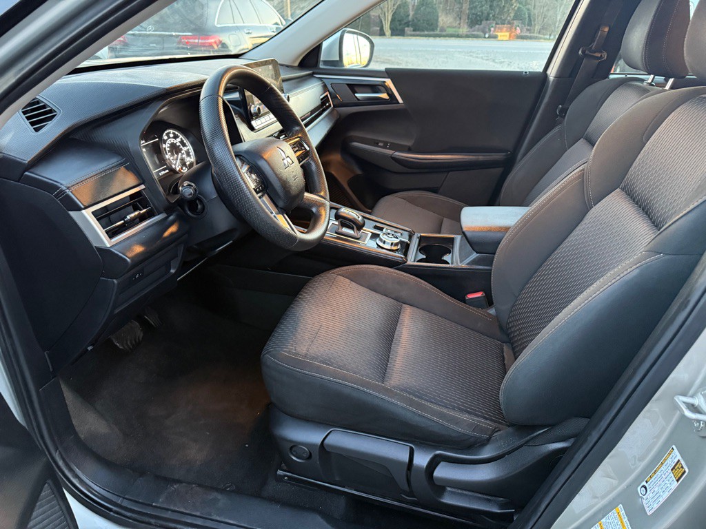 2022 Mitsubishi Outlander Image 11