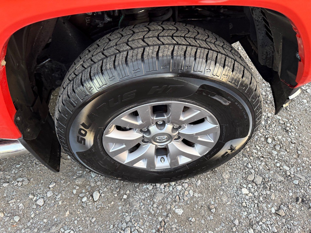 2017 Toyota Tacoma Image 5