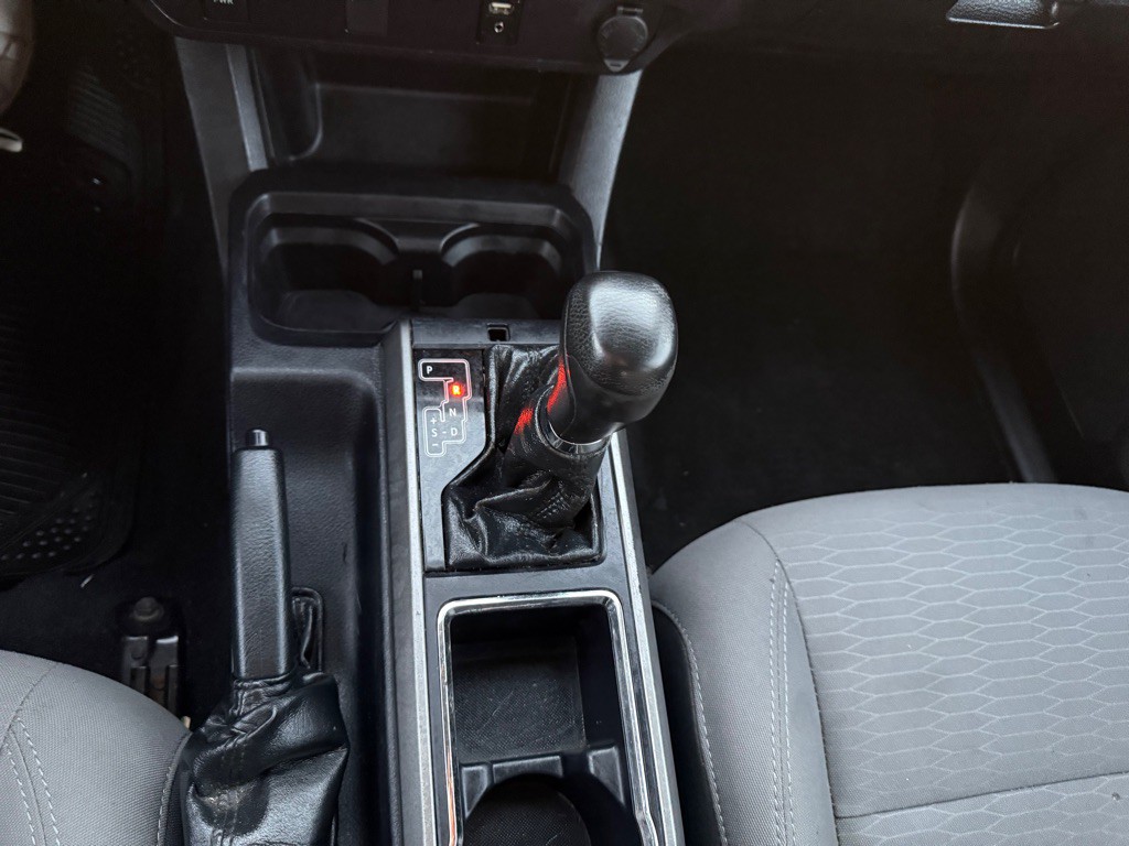 2017 Toyota Tacoma Image 16