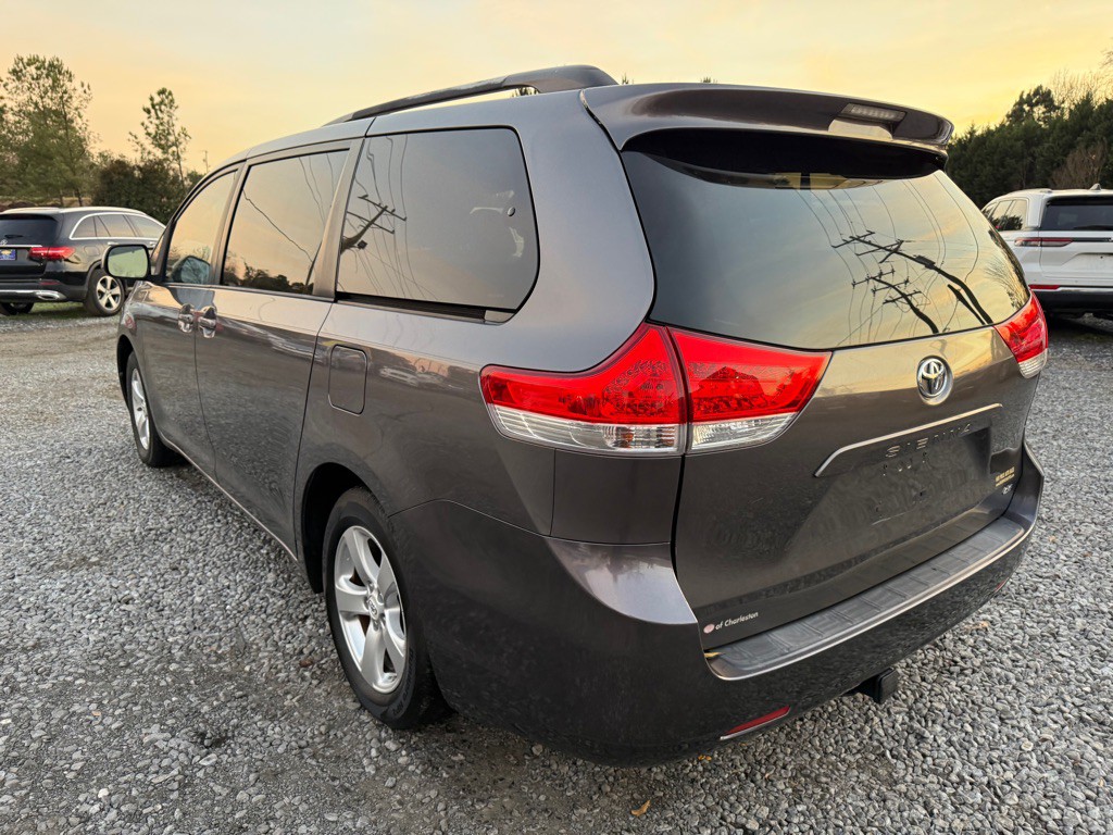 2011 Toyota Sienna Image 2
