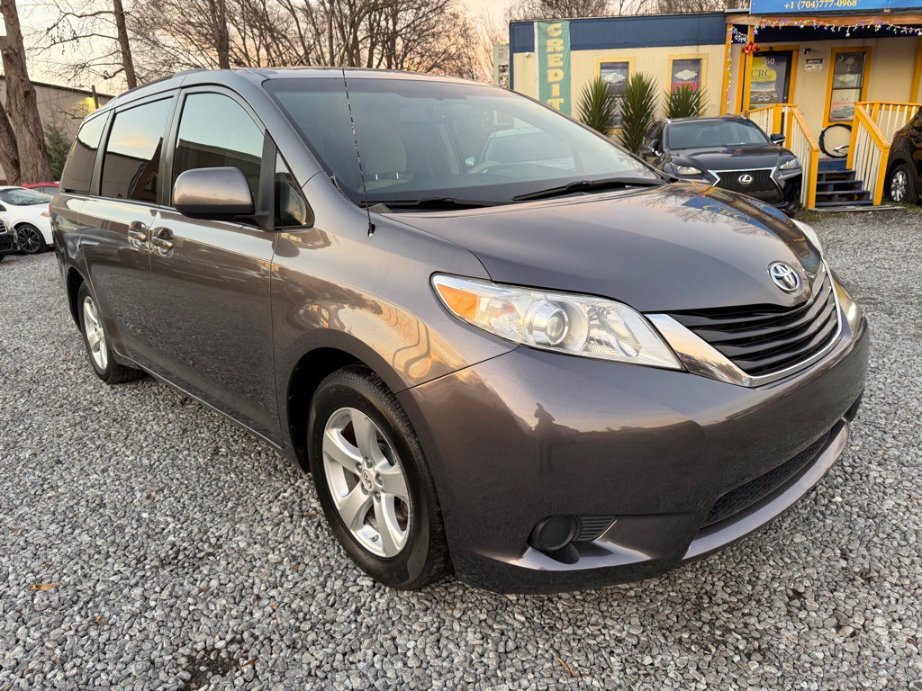2011 Toyota Sienna Image 4