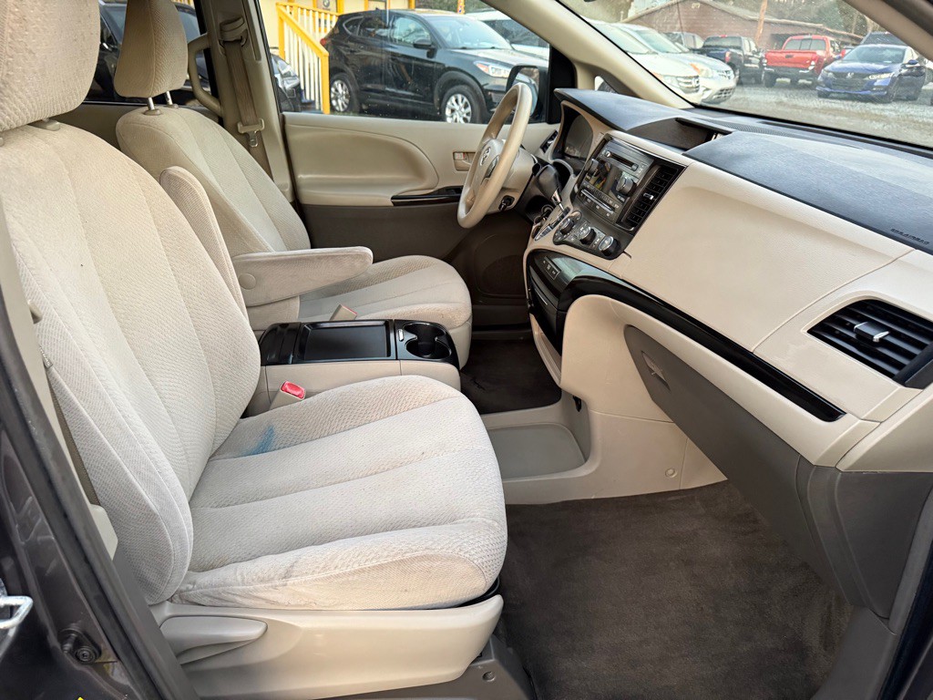 2011 Toyota Sienna Image 6