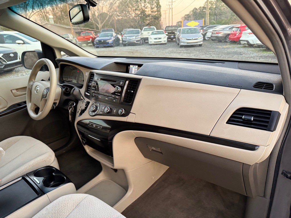 2011 Toyota Sienna Image 7