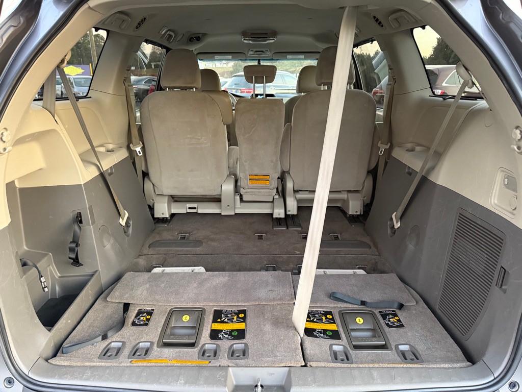 2011 Toyota Sienna Image 8