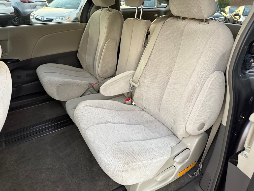 2011 Toyota Sienna Image 9