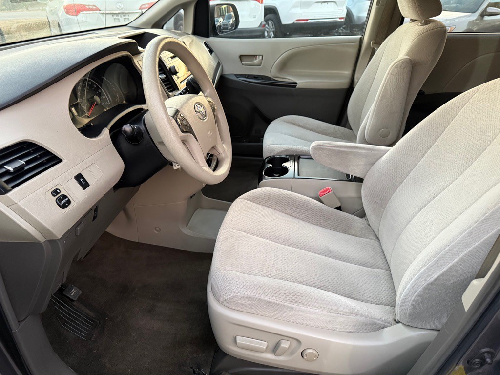 2011 Toyota Sienna Image 10