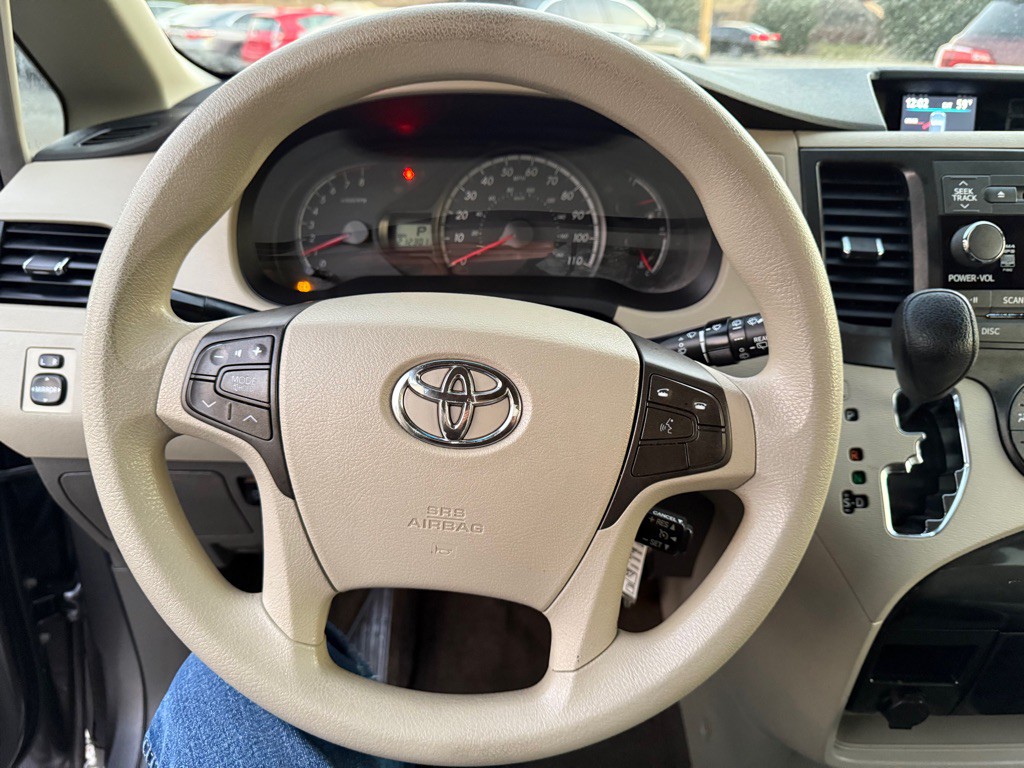 2011 Toyota Sienna Image 11