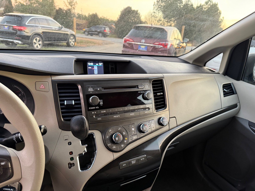 2011 Toyota Sienna Image 13