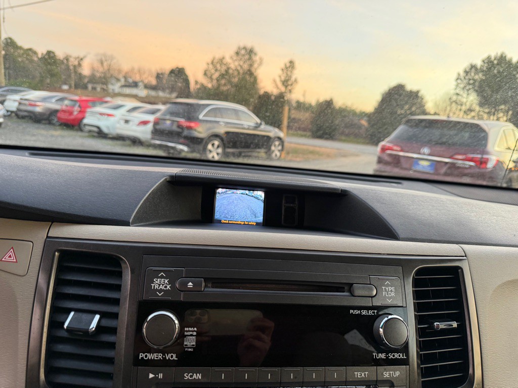 2011 Toyota Sienna Image 14