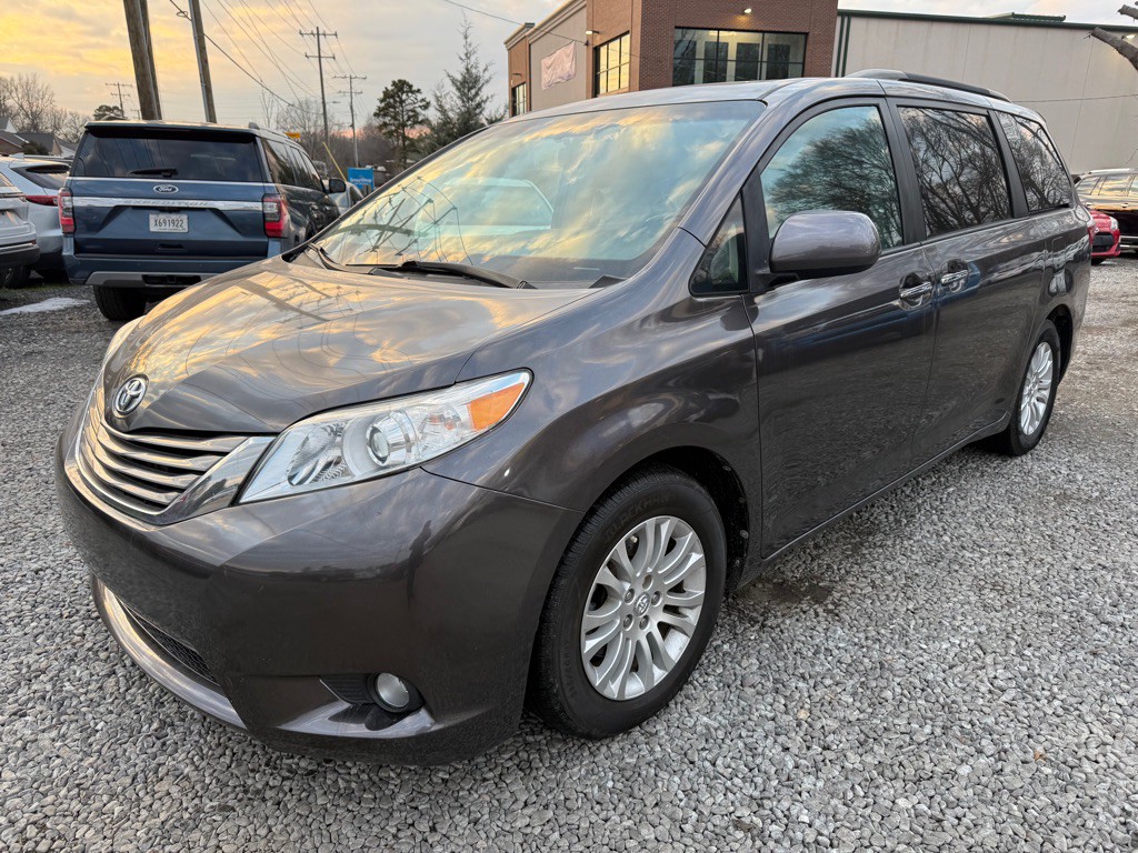2017 Toyota Sienna Image 1