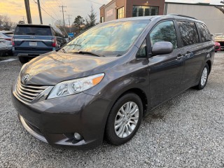 Image for 2017 Toyota Sienna XLE ID: 7173133