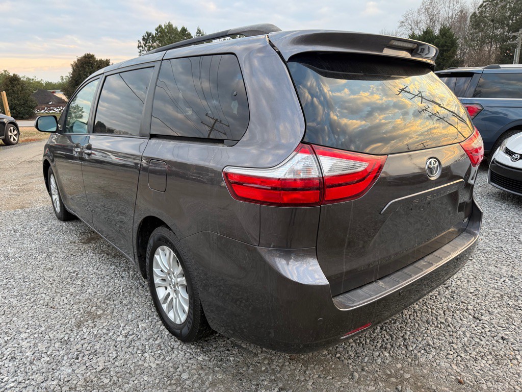 2017 Toyota Sienna Image 2