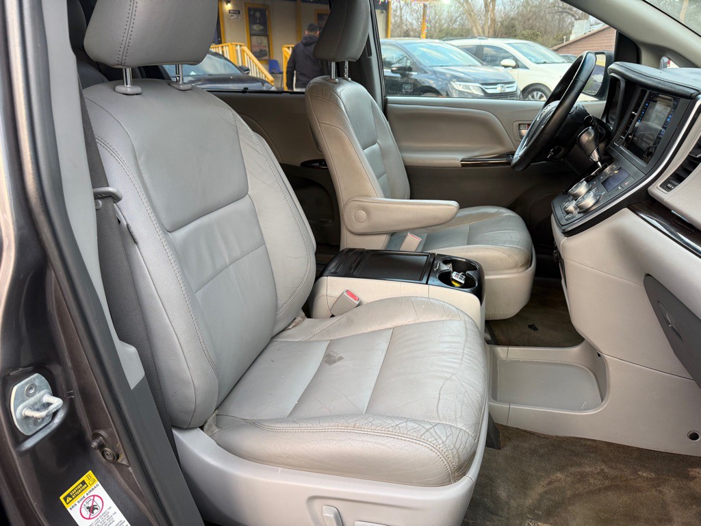 2017 Toyota Sienna Image 5