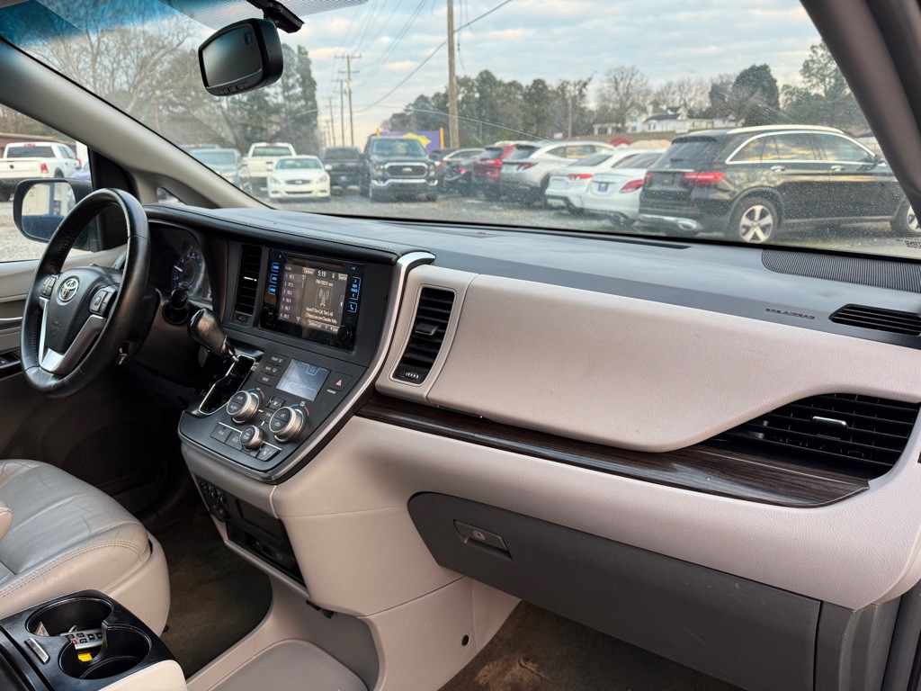 2017 Toyota Sienna Image 6