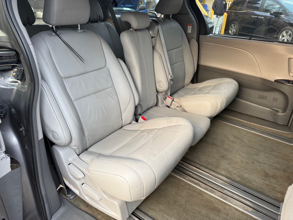 2017 Toyota Sienna Image 7