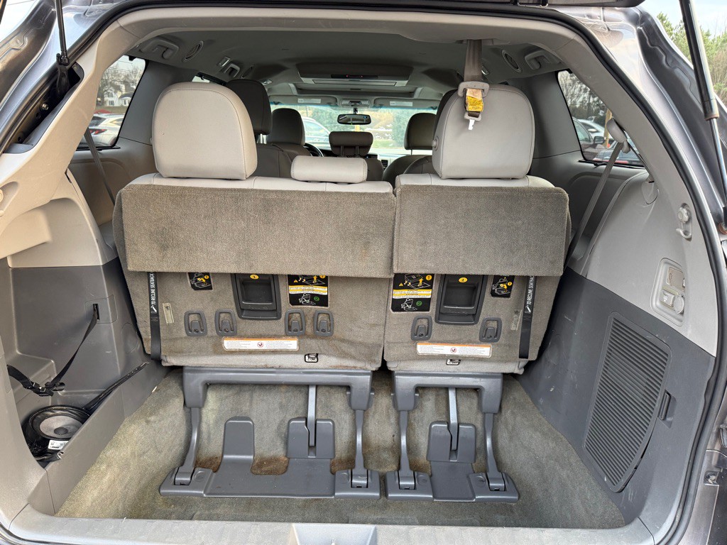 2017 Toyota Sienna Image 9