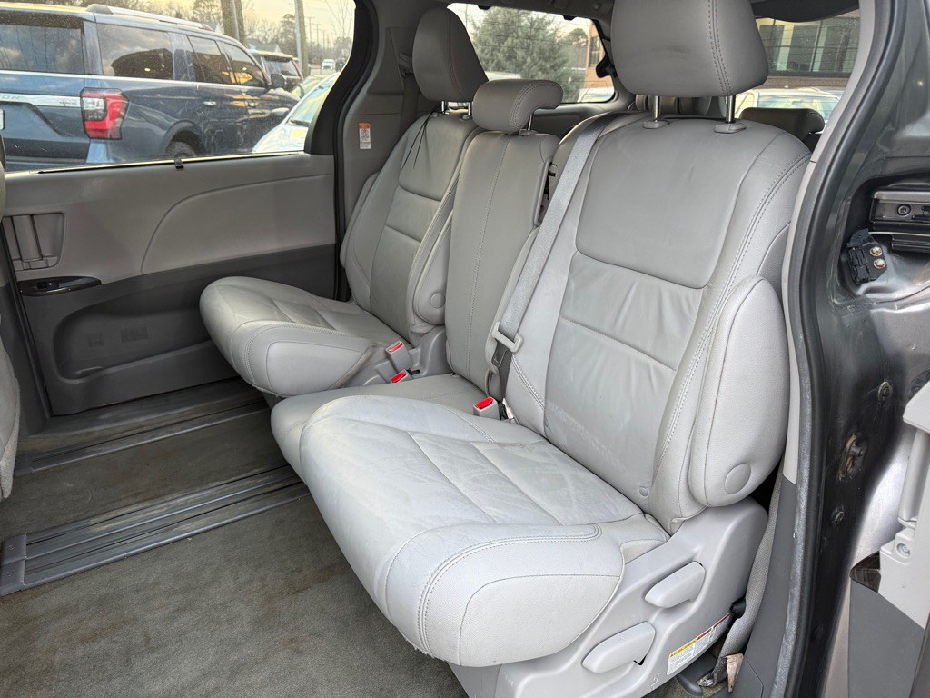 2017 Toyota Sienna Image 10