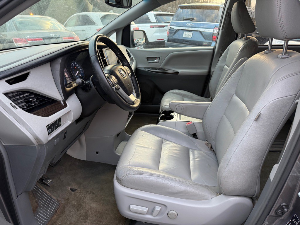 2017 Toyota Sienna Image 11