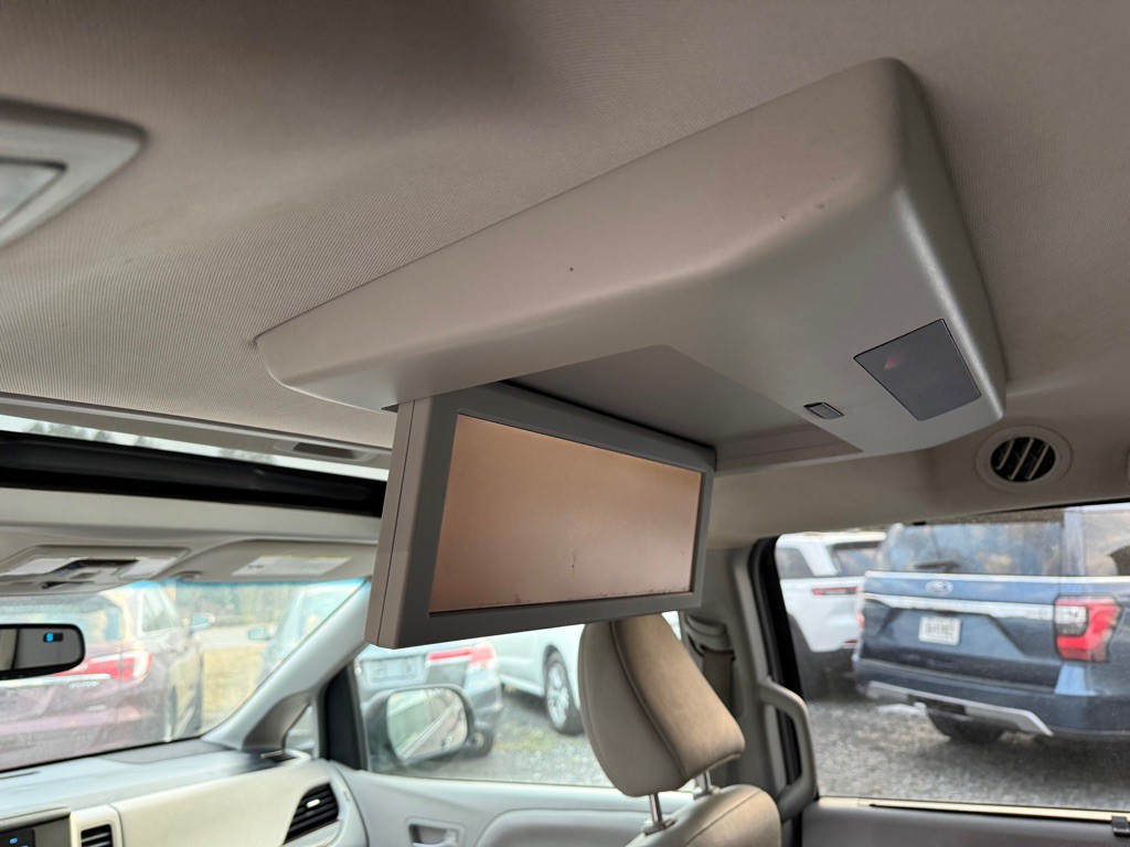 2017 Toyota Sienna Image 13