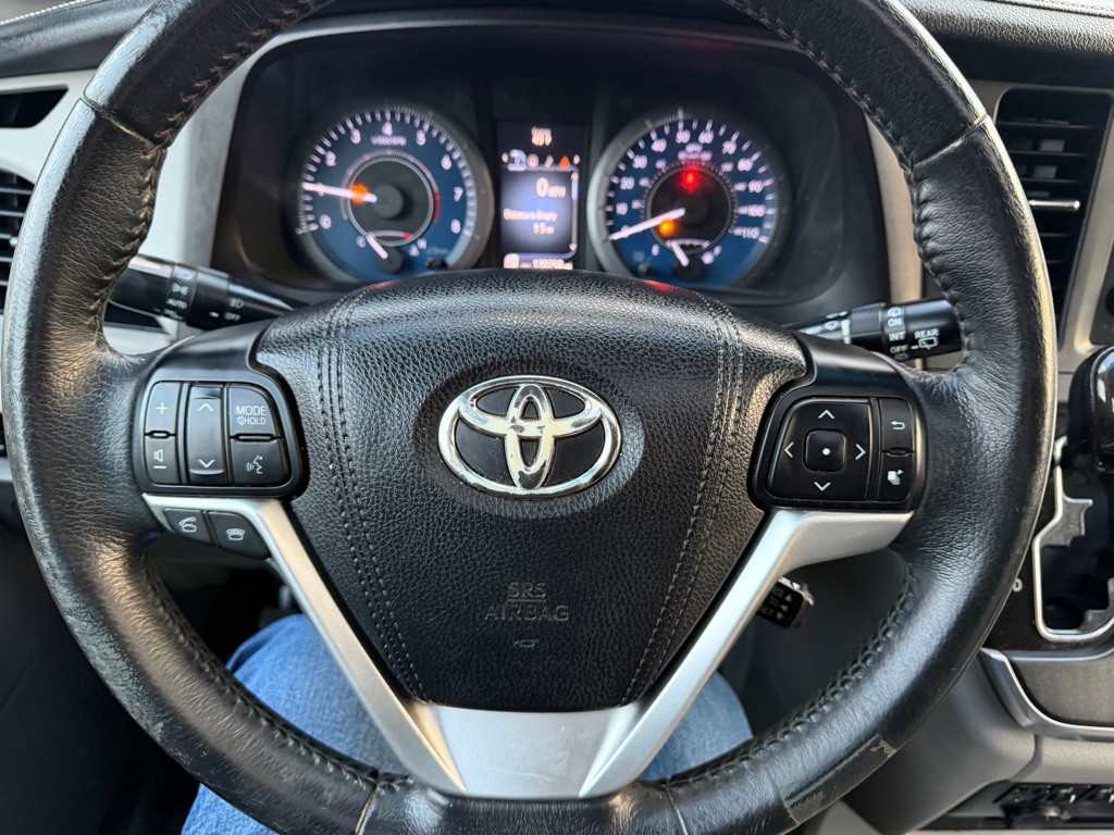2017 Toyota Sienna Image 17