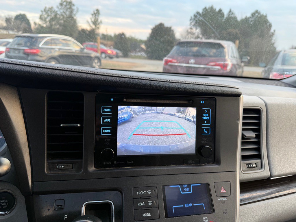 2017 Toyota Sienna Image 19